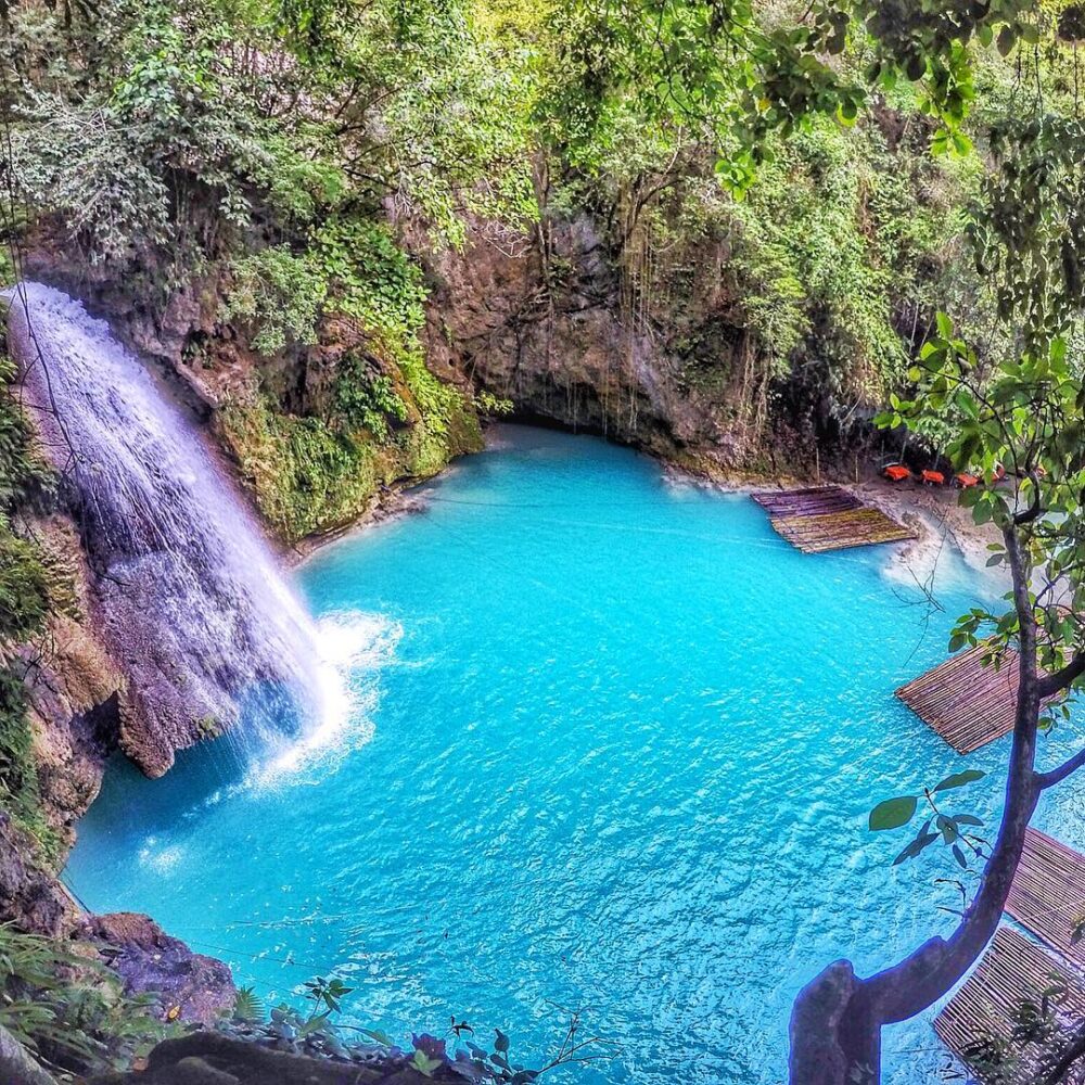 Tham quan thác nước Kawasan đẹp mê hồn ở Philippines